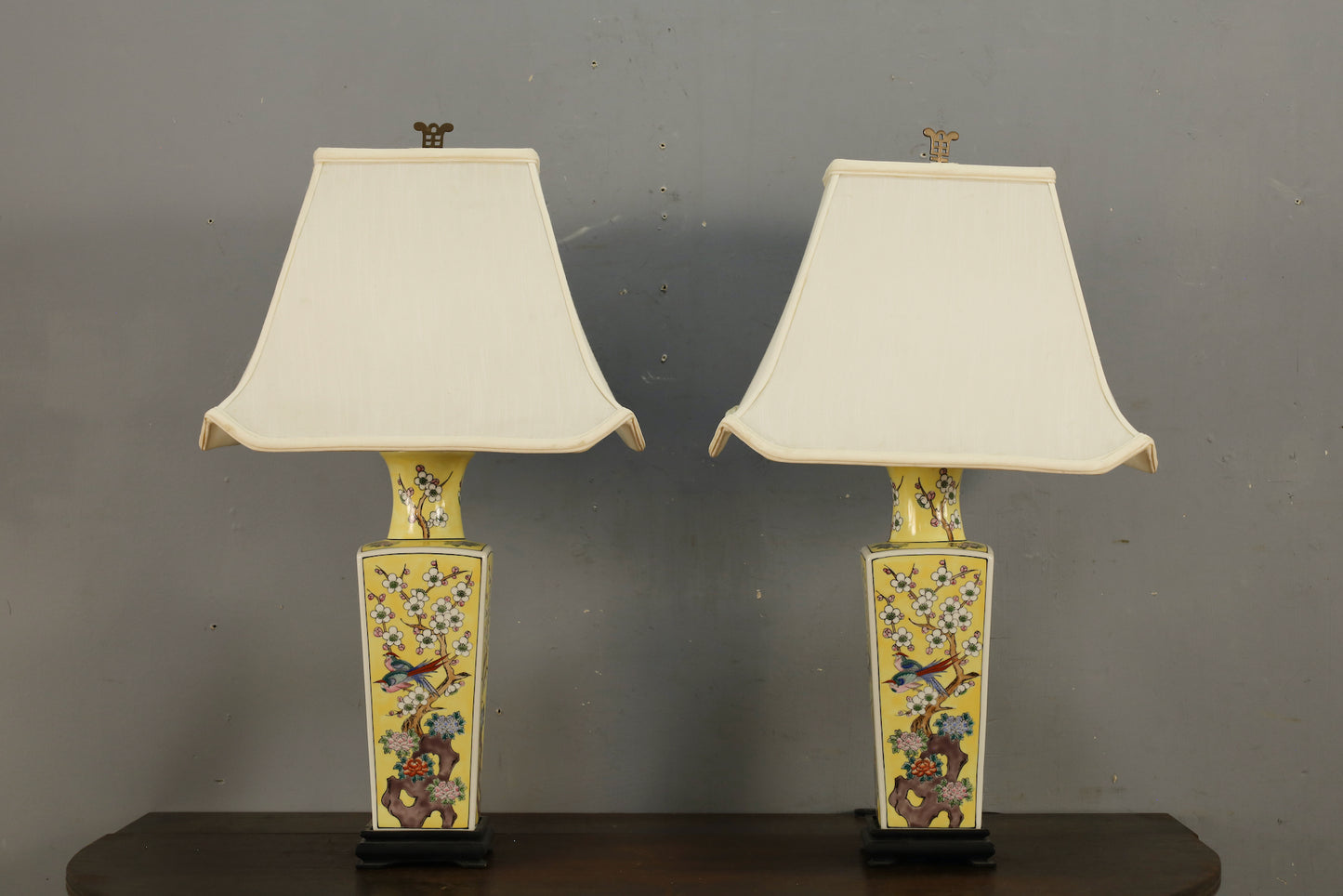 Chinoiserie Yellow Ceramic Table Lamp