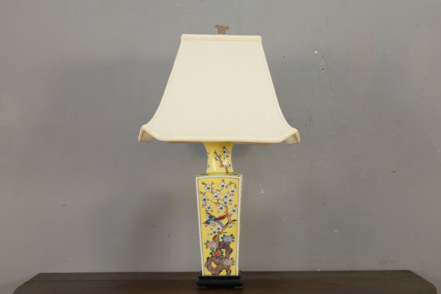 Chinoiserie Yellow Ceramic Table Lamp
