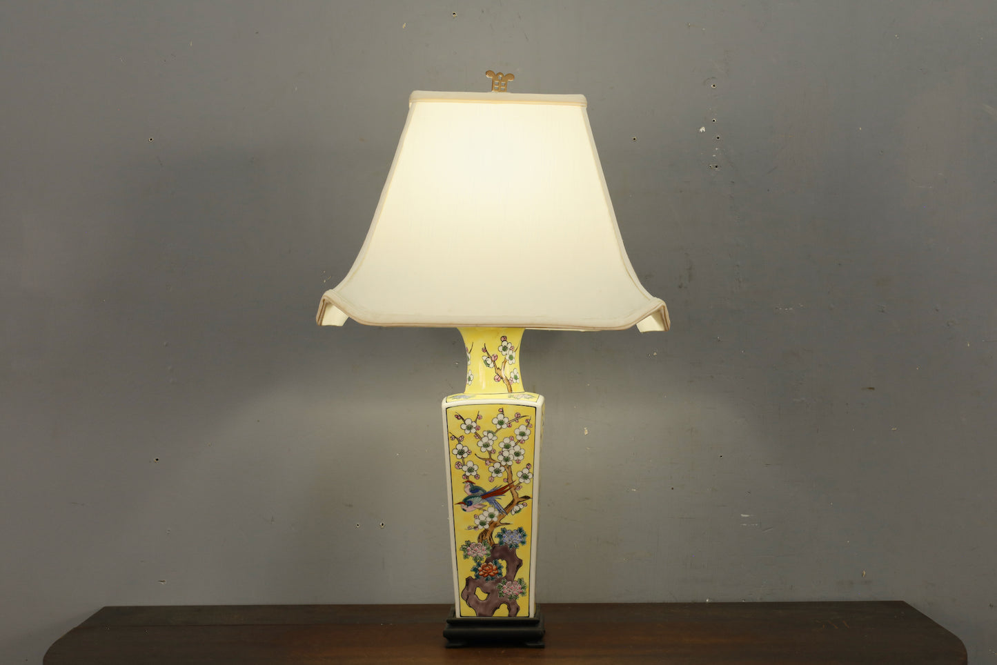 Chinoiserie Yellow Ceramic Table Lamp