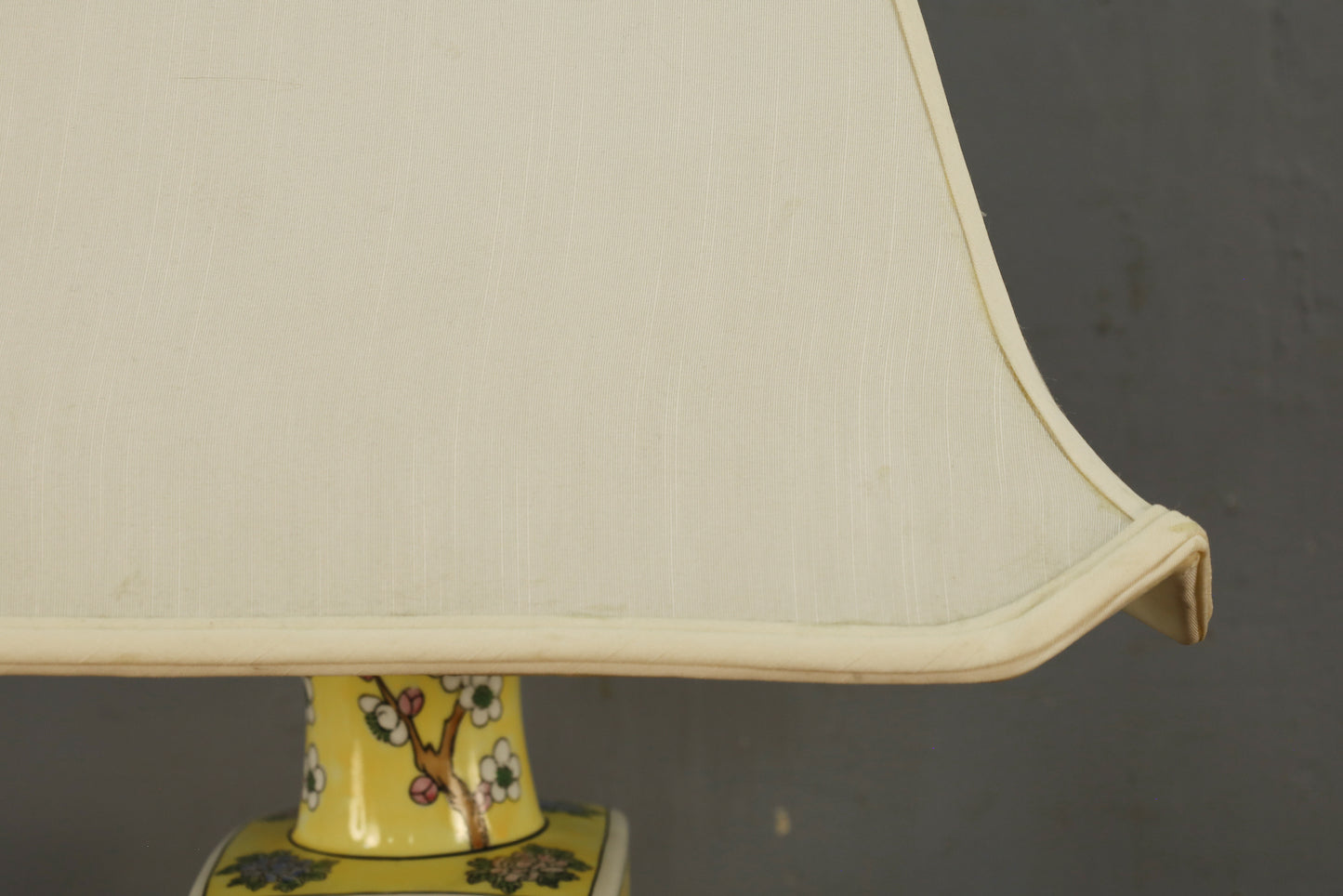 Chinoiserie Yellow Ceramic Table Lamp