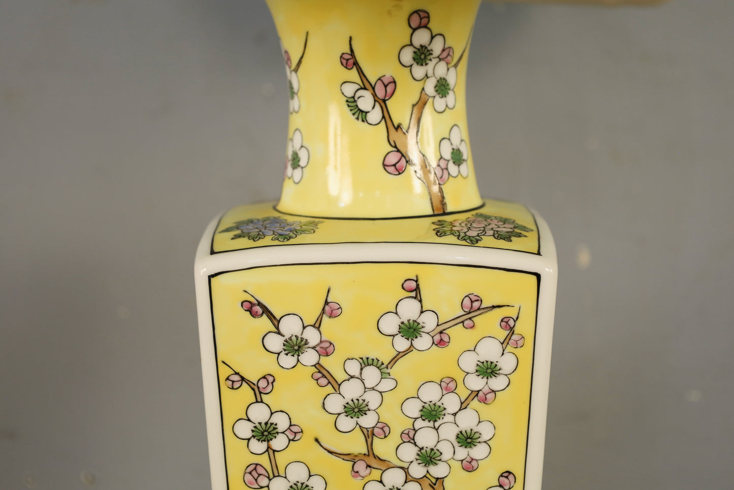 Chinoiserie Yellow Ceramic Table Lamp