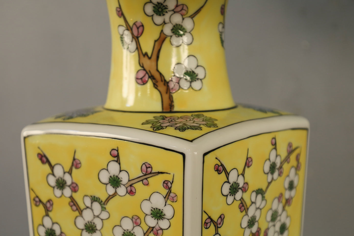 Chinoiserie Yellow Ceramic Table Lamp