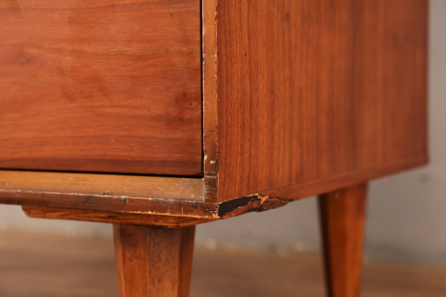 Unagusta Walnut Wave 5-Drawer Bachelor's Chest