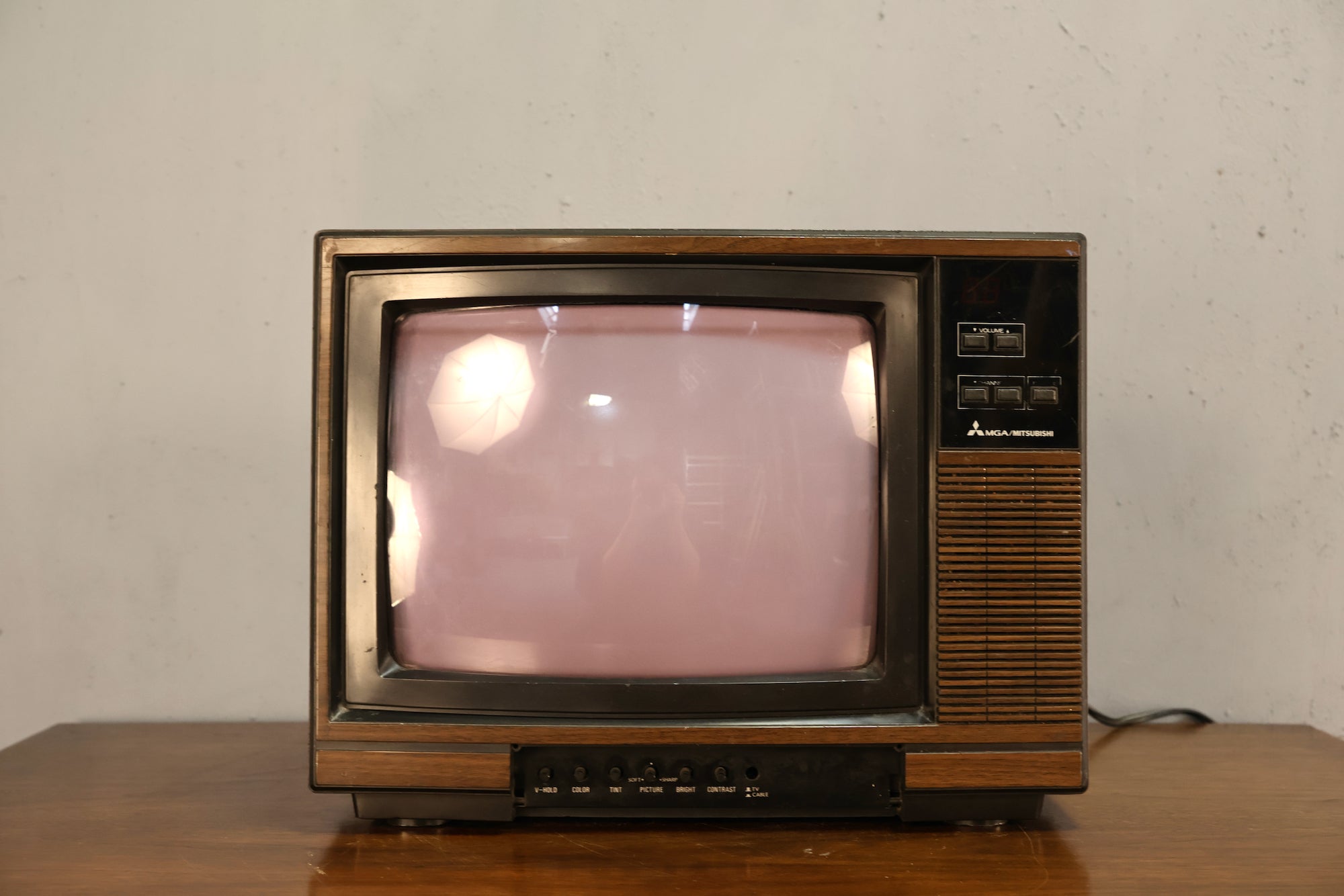1980s Mitsubishi Woodgrain Television – Furnish Green