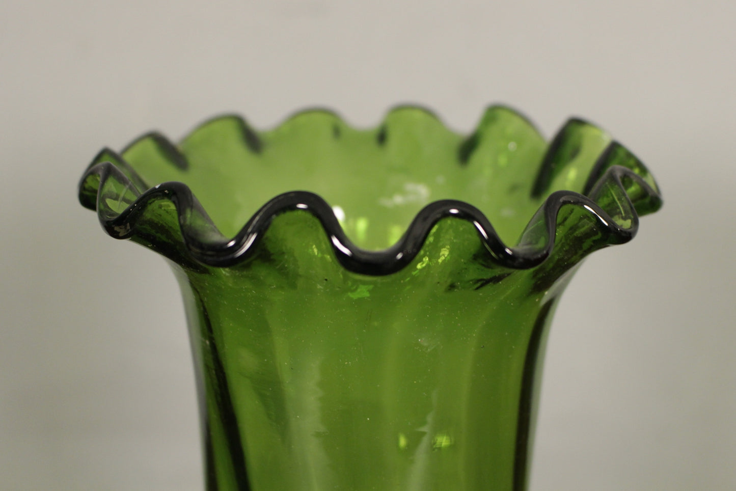 Emerald Ruffle Glass Vase