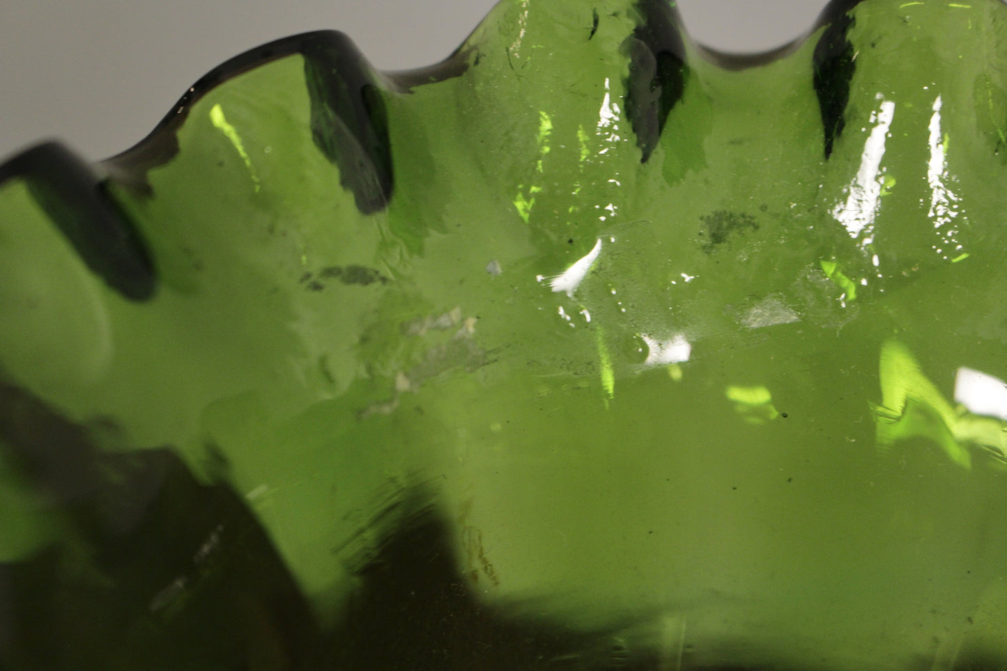 Emerald Ruffle Glass Vase