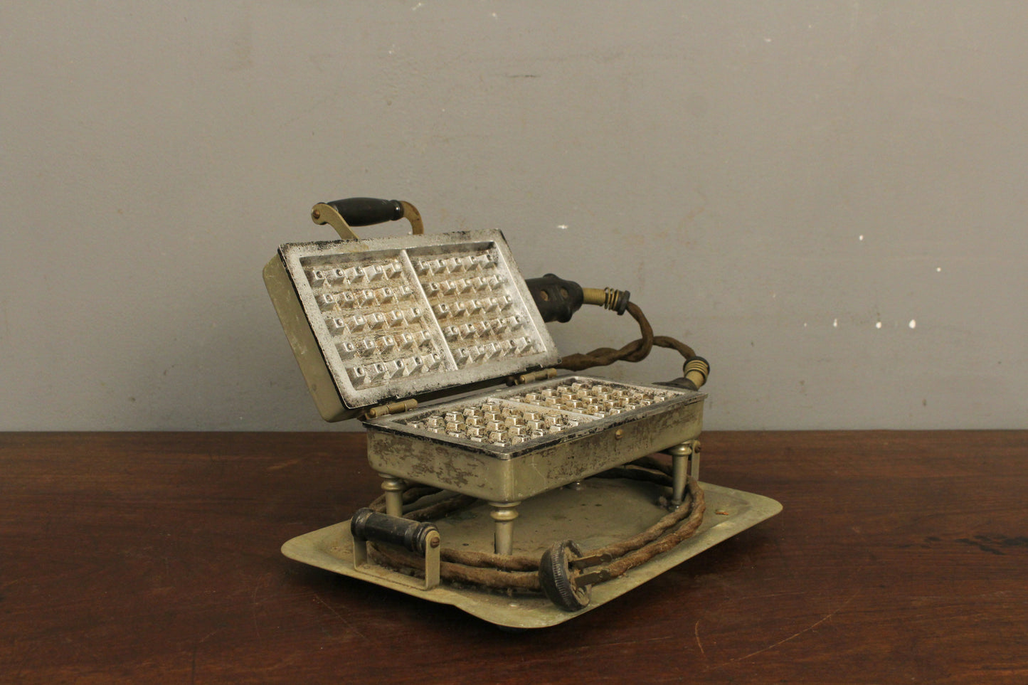 Prop 1910s Universal Electric Waffle Iron