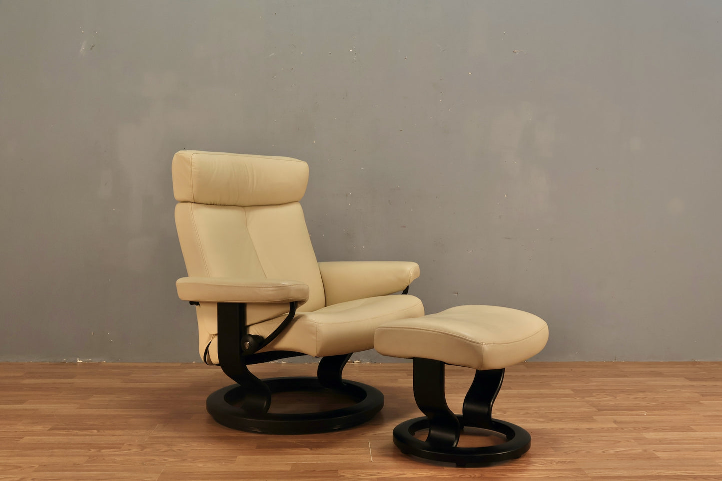 Ivory Leather Ekornes Lounge Chair & Ottoman