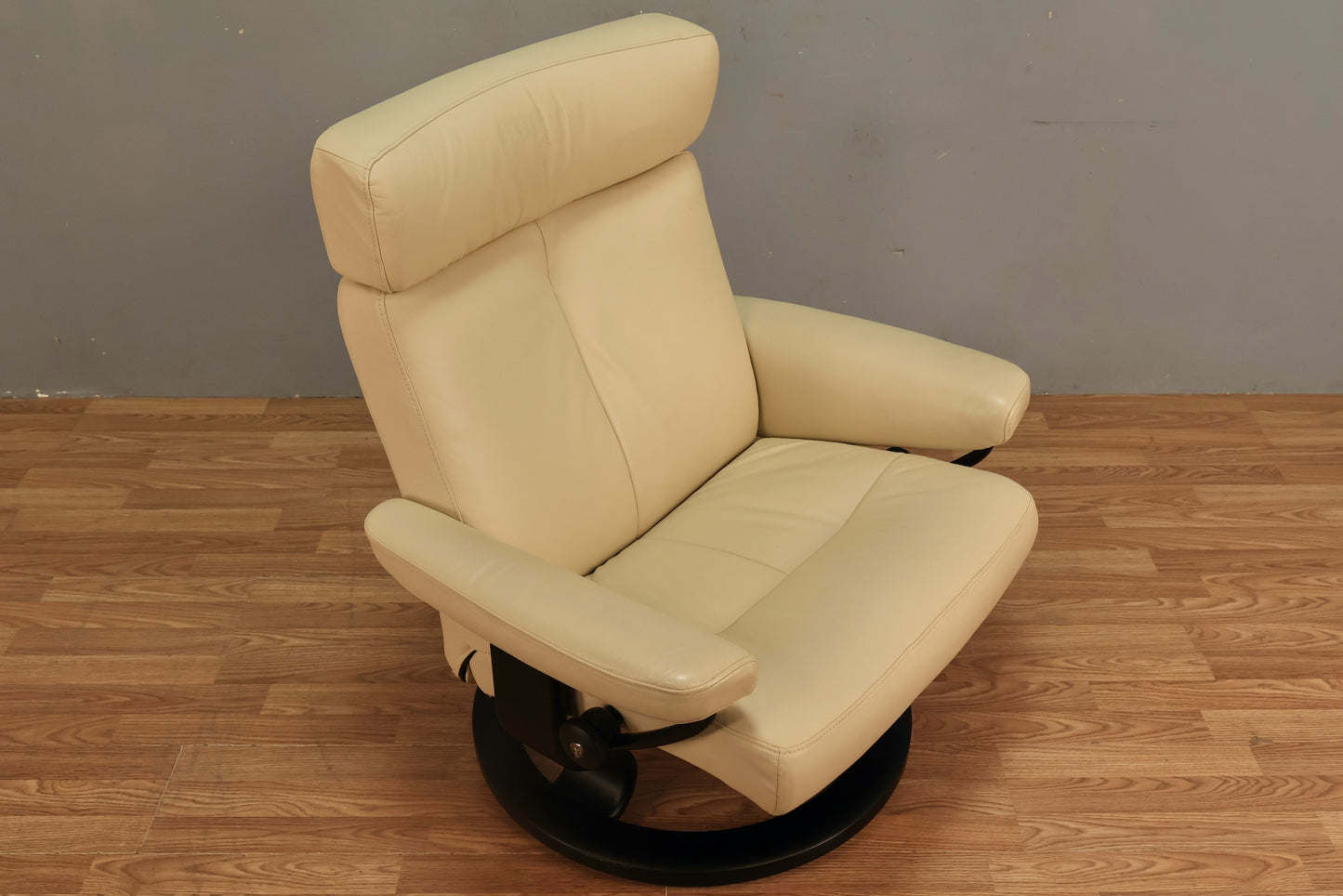 Ivory Leather Ekornes Lounge Chair & Ottoman