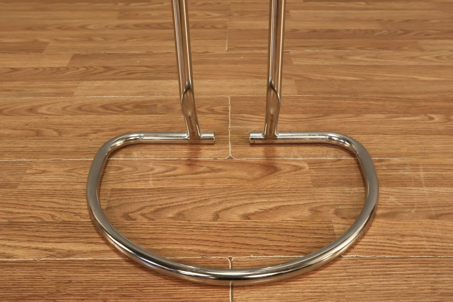 Deco Chrome Towel Stand