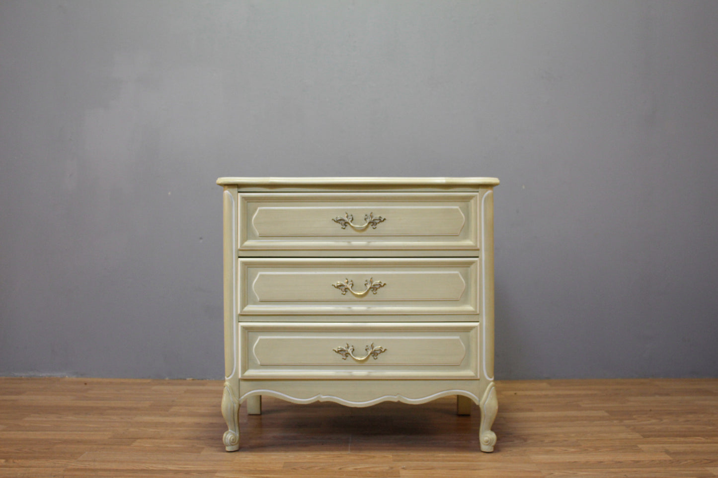 French Provincial Honeydew 3-Drawer Commode