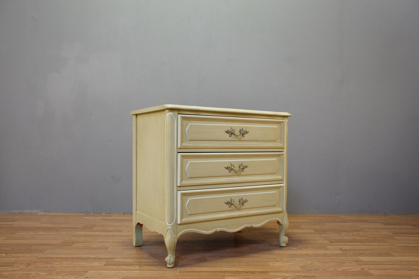 French Provincial Honeydew 3-Drawer Commode