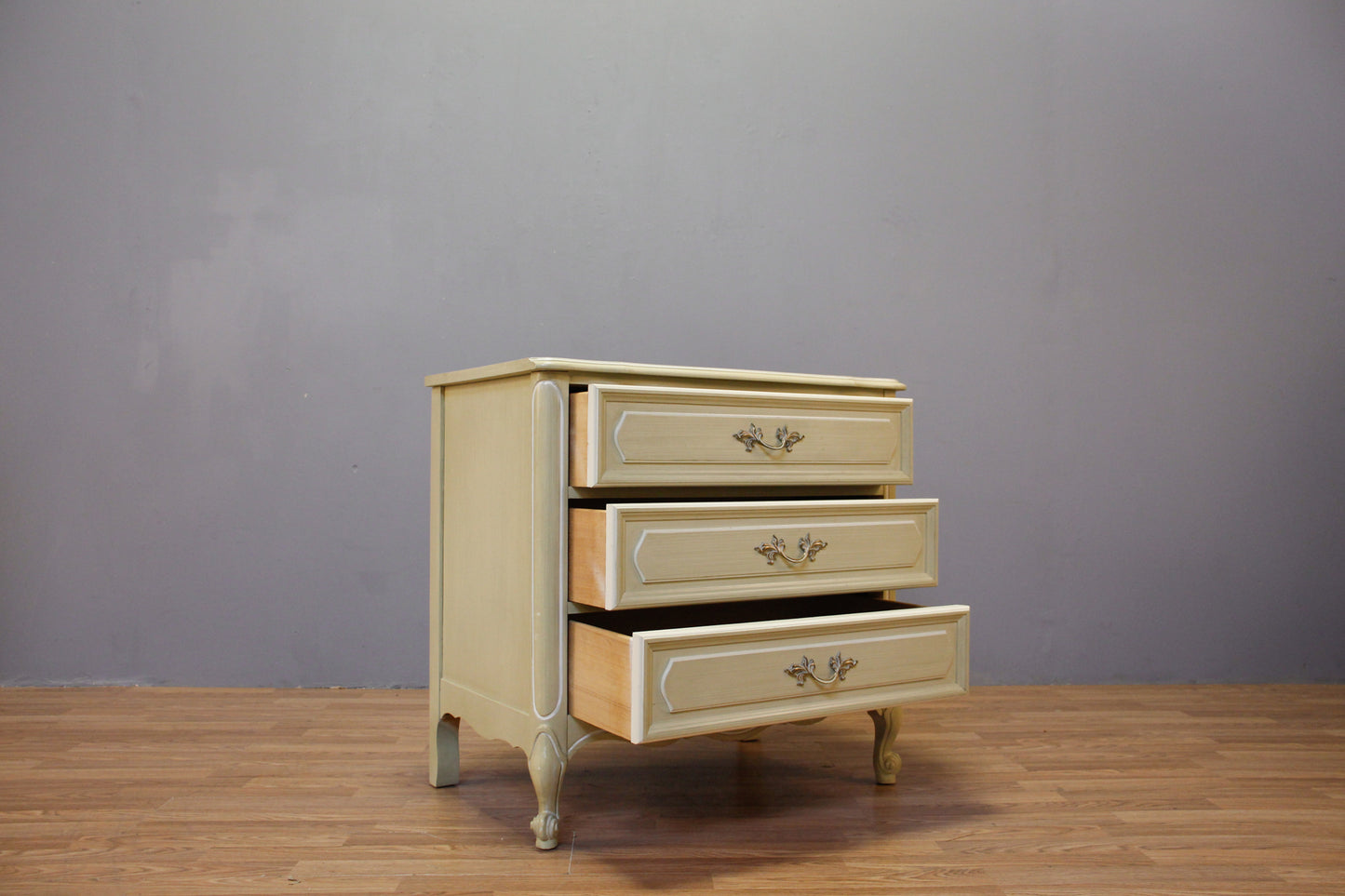 French Provincial Honeydew 3-Drawer Commode