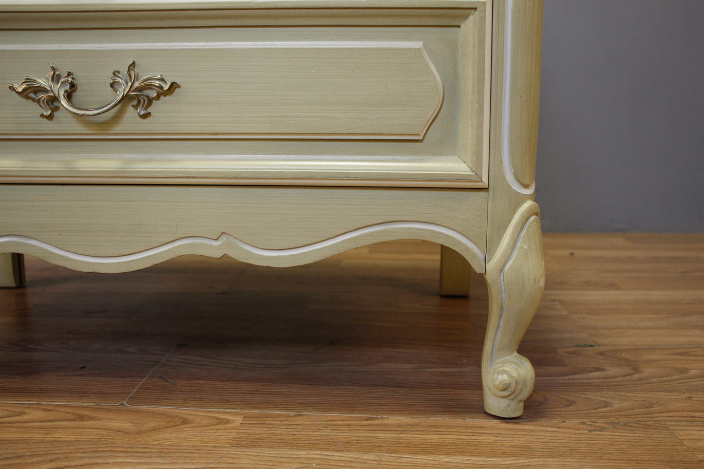 French Provincial Honeydew 3-Drawer Commode