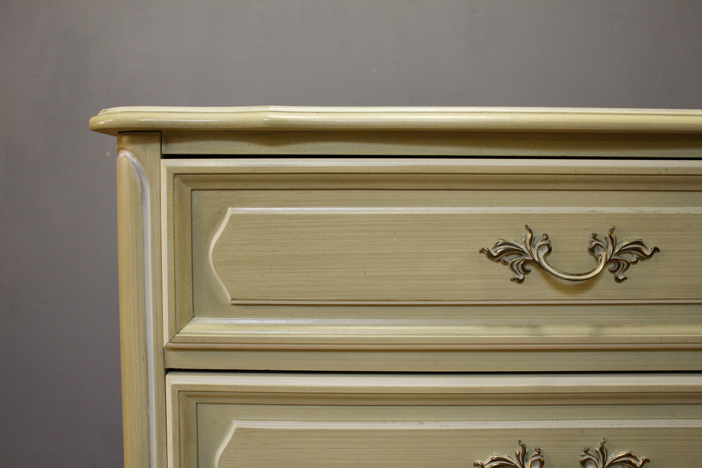 French Provincial Honeydew 3-Drawer Commode