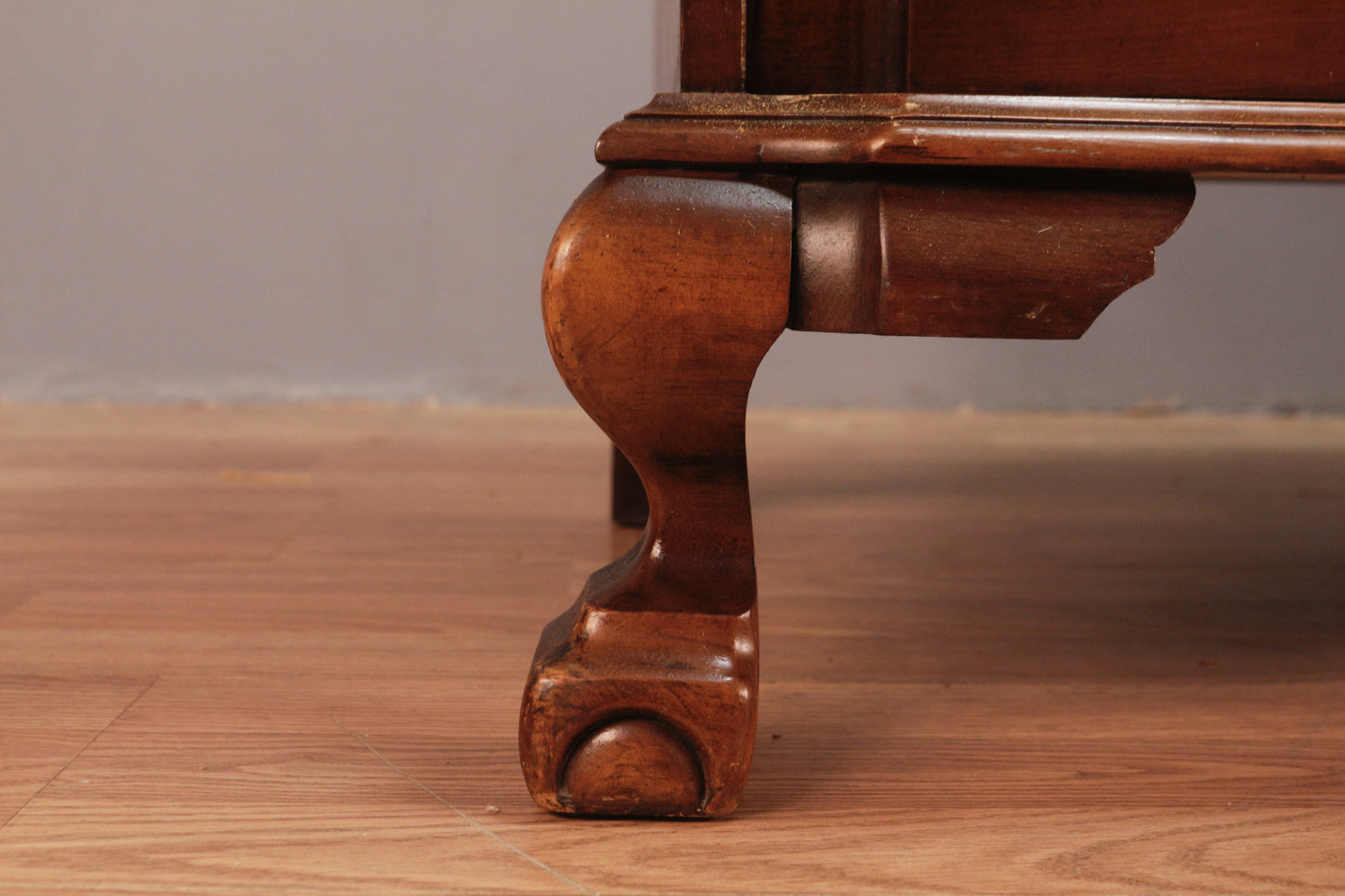 French Provincial Mahogany 4-Drawer Dresser