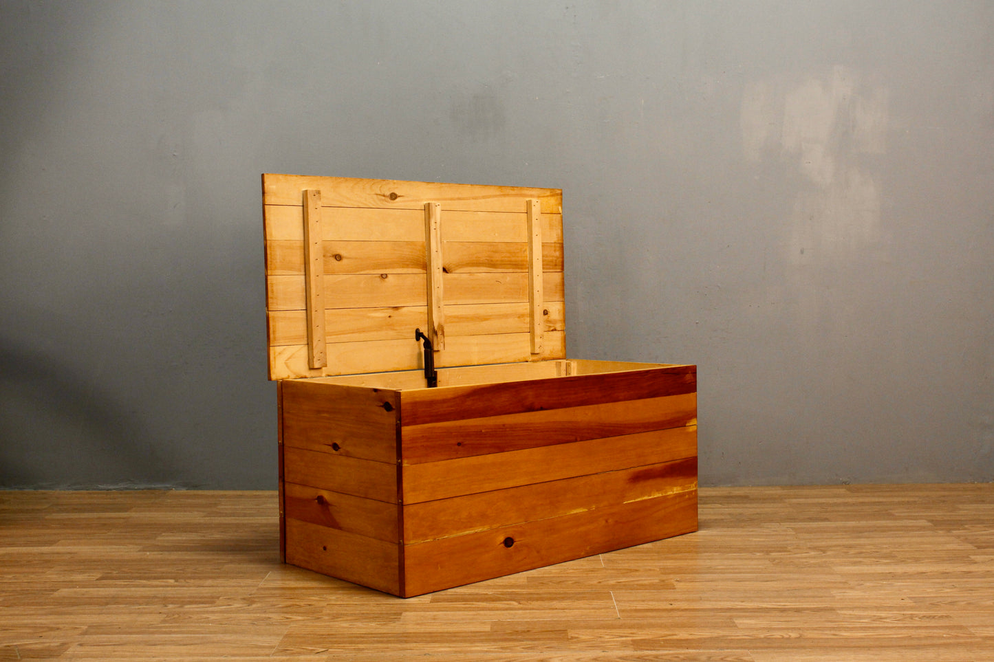 Pine Plank Trunk