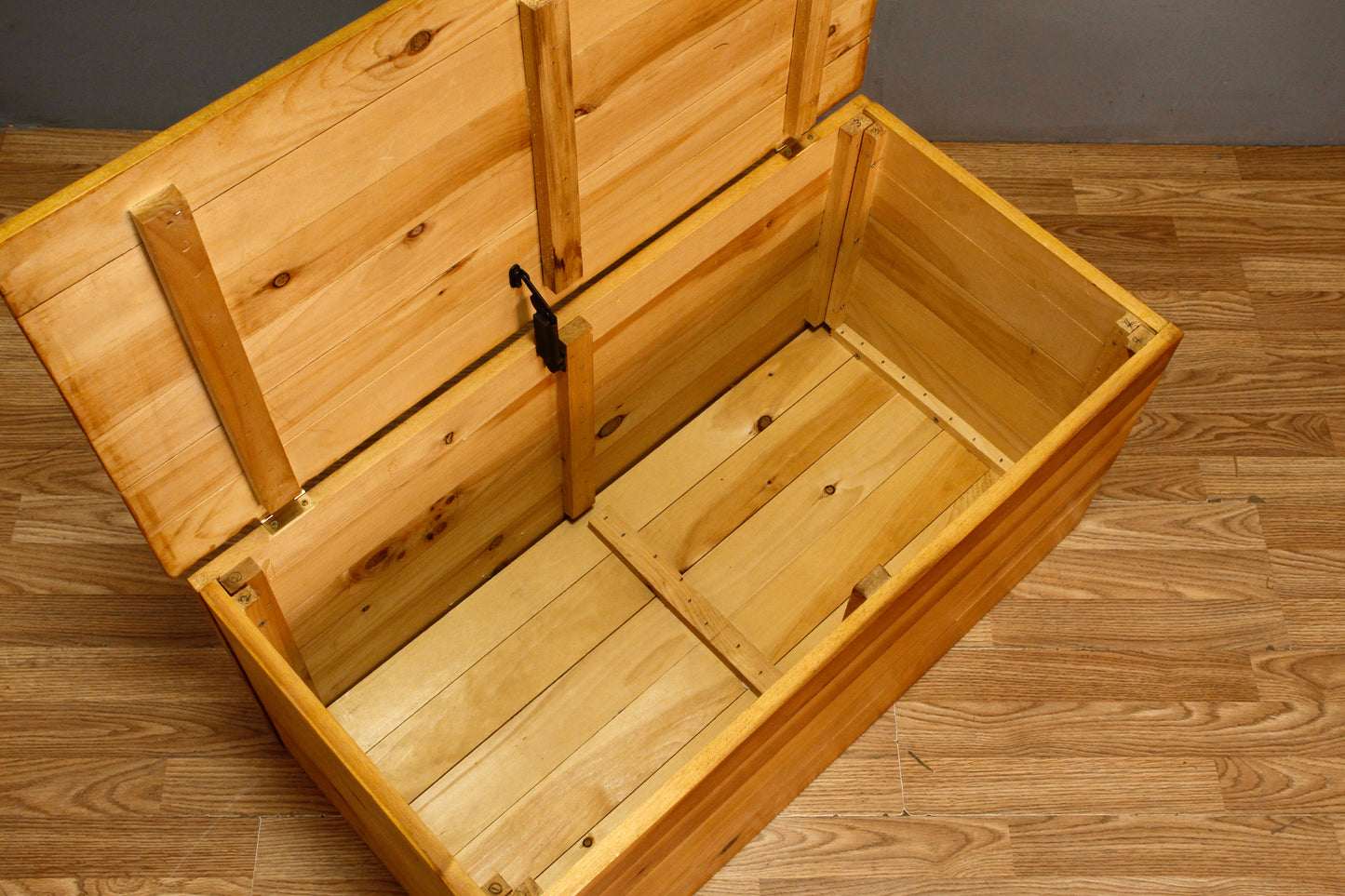 Pine Plank Trunk