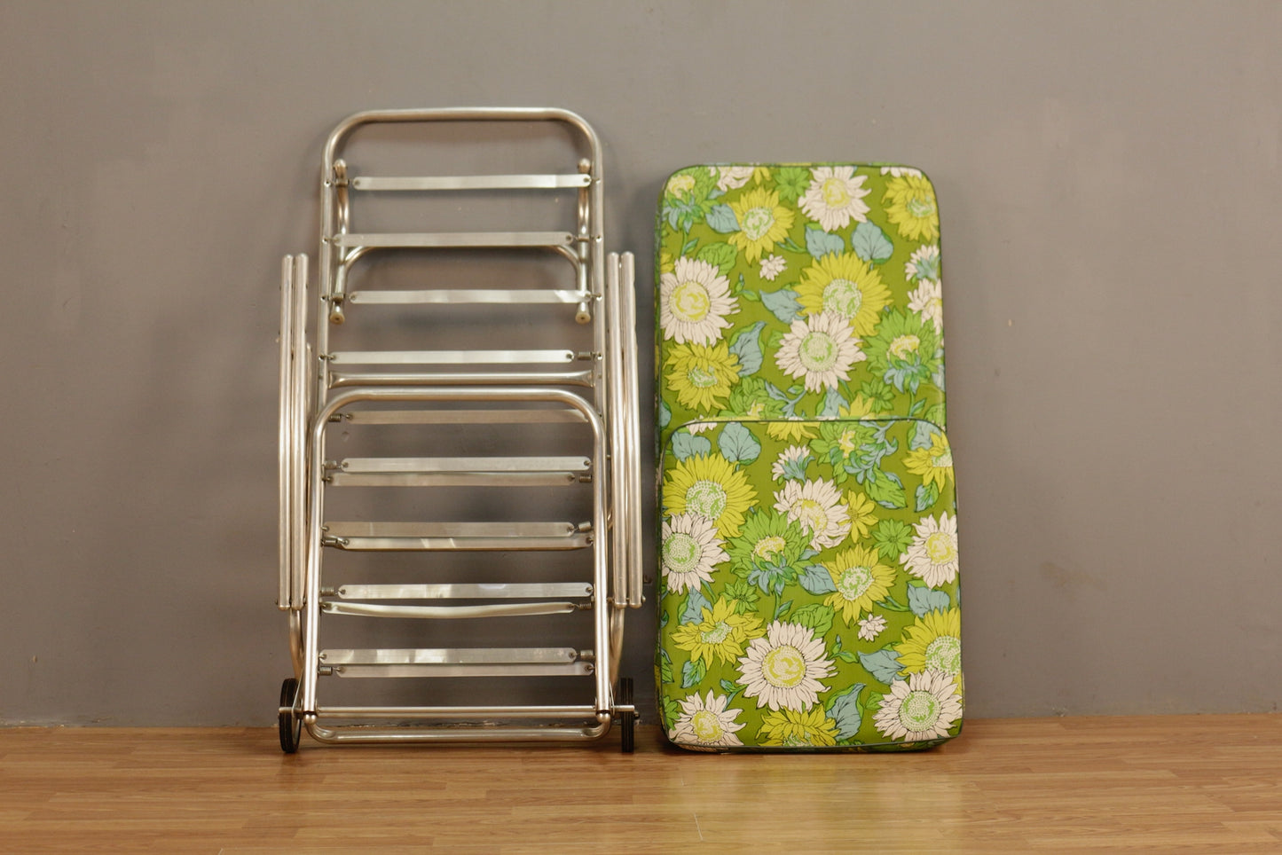 Retro Aluminum & Floral Vinyl Folding Lounge Chair