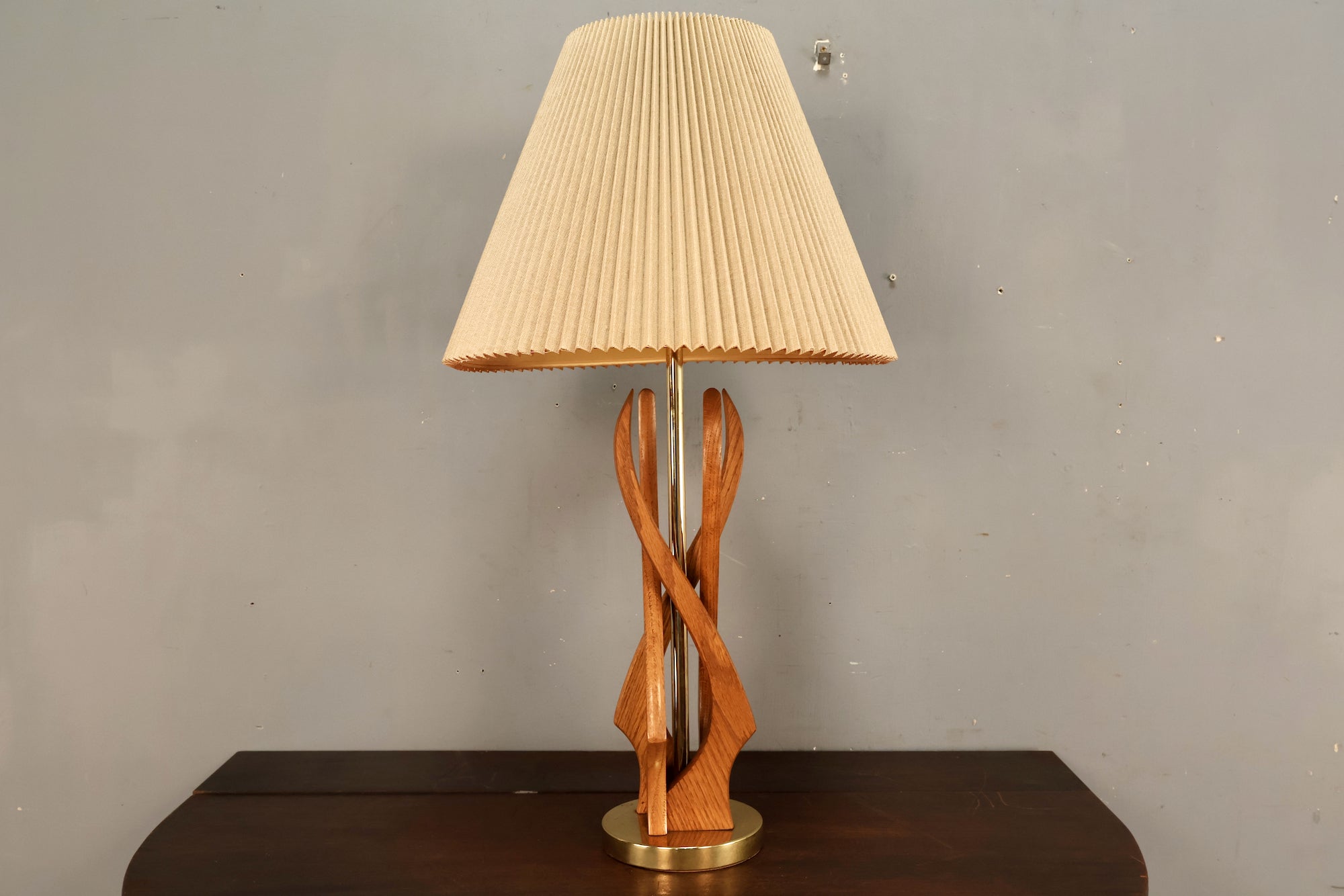 Mid Century Sculptural Oak Table Lamp – Furnish Green
