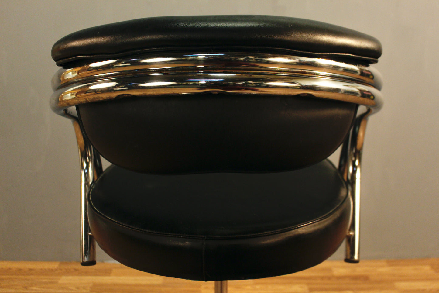 Black Vinyl & Chrome Salon Chair
