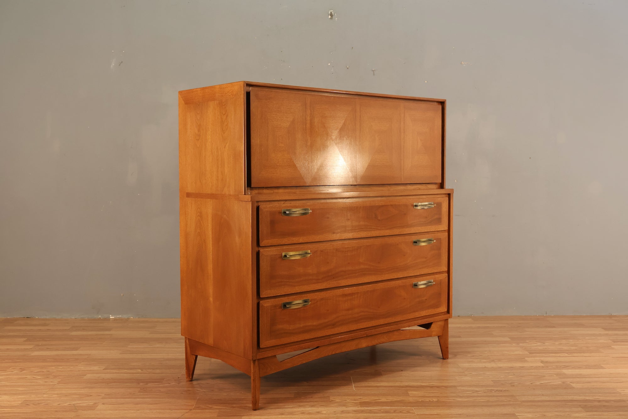 Red Lion Walnut 5-Drawer Bachelor's Chest - ONLINE ONLY – Furnish