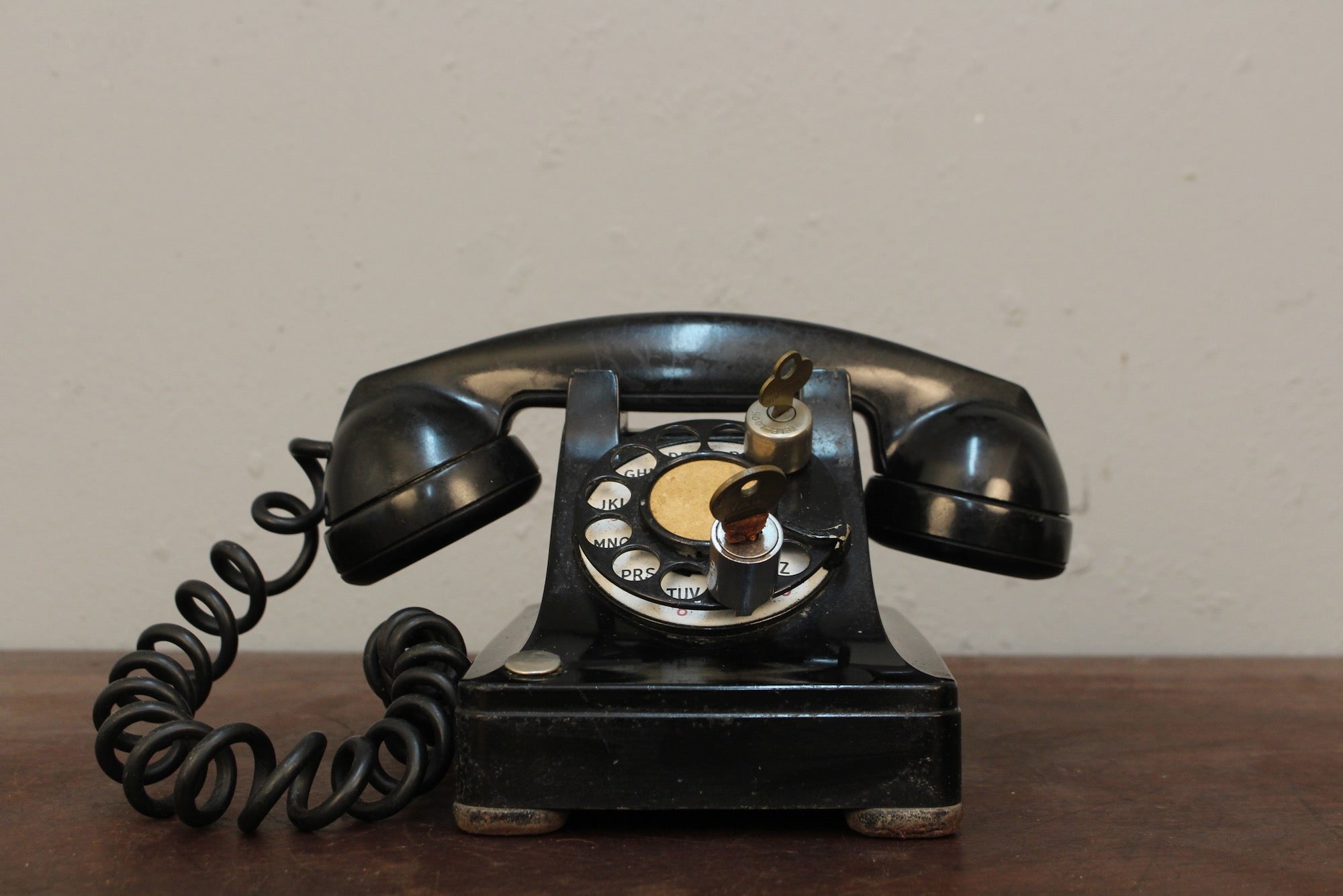 【希少】1940年代 ベル・テレフォン・カンパニー ダイヤル式黒電話 1940s Locked Black Rotary Telephone – Furnish Green