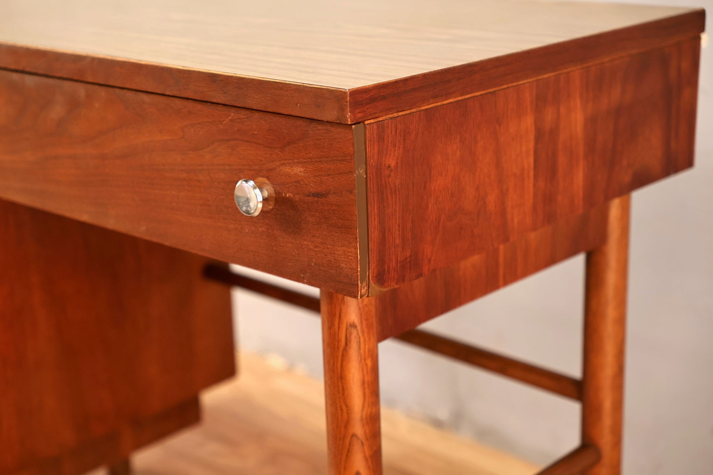 Metropolitan Walnut & Laminate 4-Drawer Desk