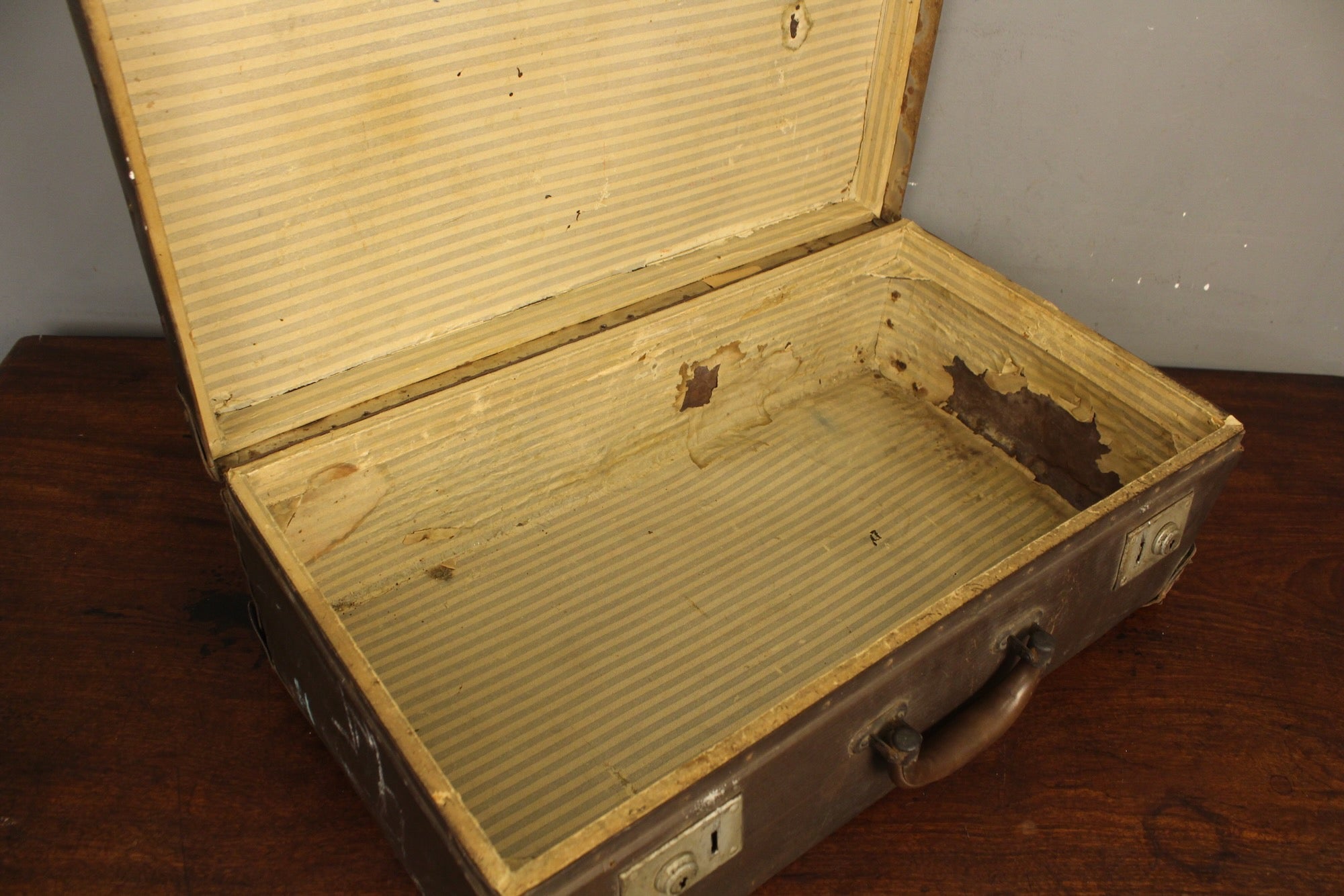 Large Weathered Brown Suitcase – Furnish Green
