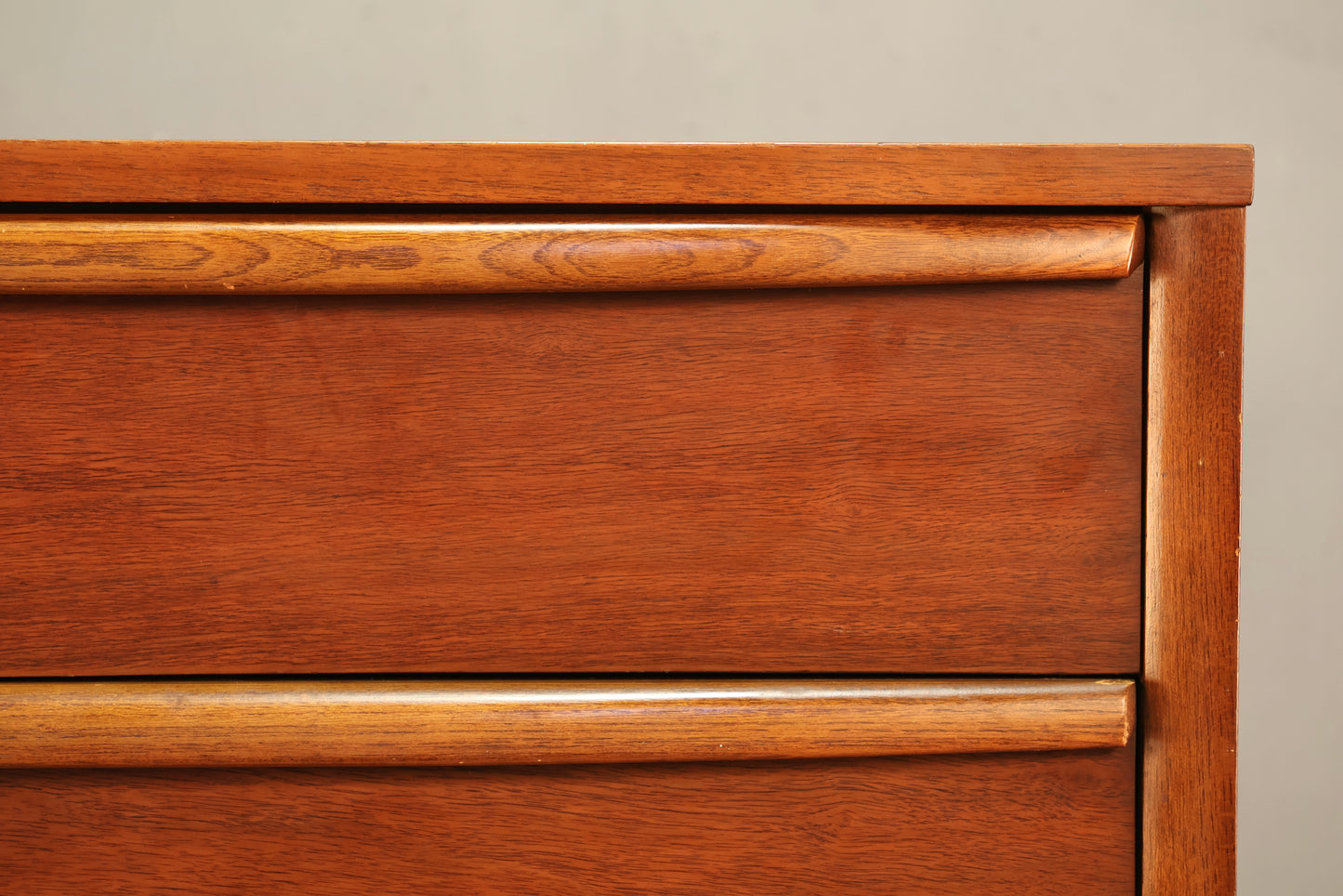 Mid Century 10-Drawer Bachelor's Chest