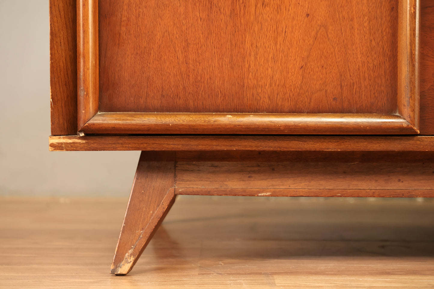 Mid Century 10-Drawer Bachelor's Chest