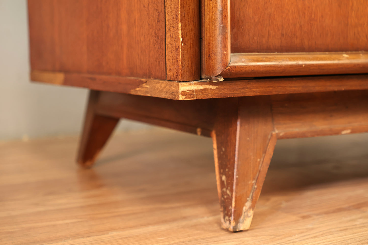 Mid Century 10-Drawer Bachelor's Chest