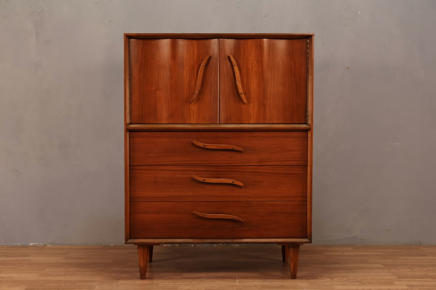 Unagusta Walnut Wave 5-Drawer Bachelor's Chest