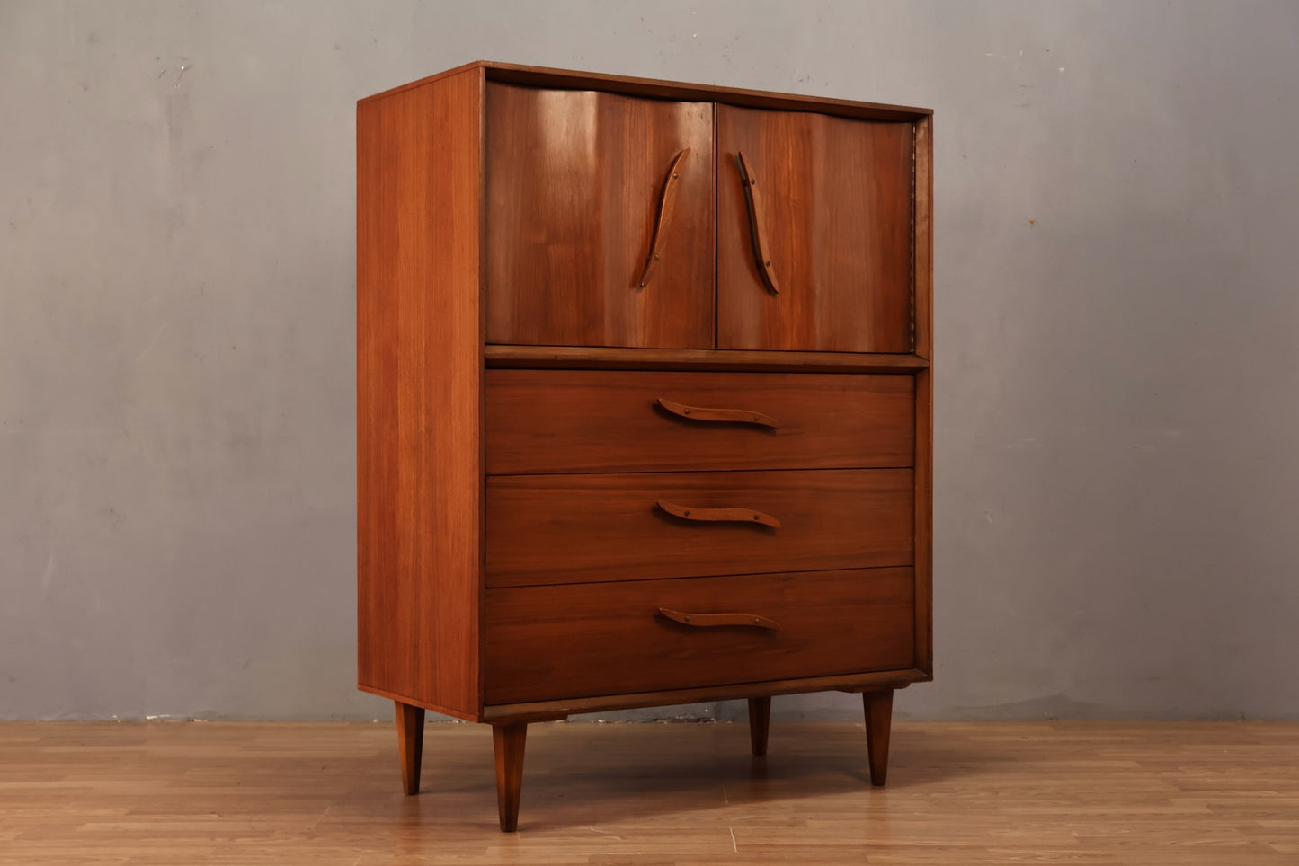 Unagusta Walnut Wave 5-Drawer Bachelor's Chest