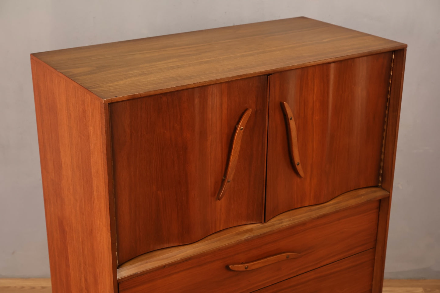 Unagusta Walnut Wave 5-Drawer Bachelor's Chest