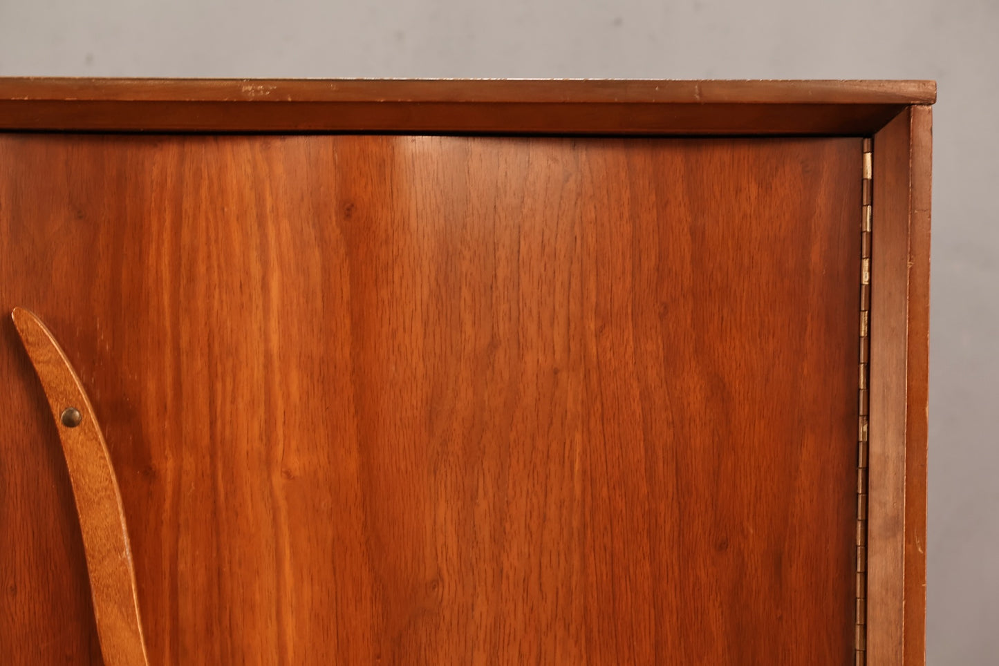 Unagusta Walnut Wave 5-Drawer Bachelor's Chest