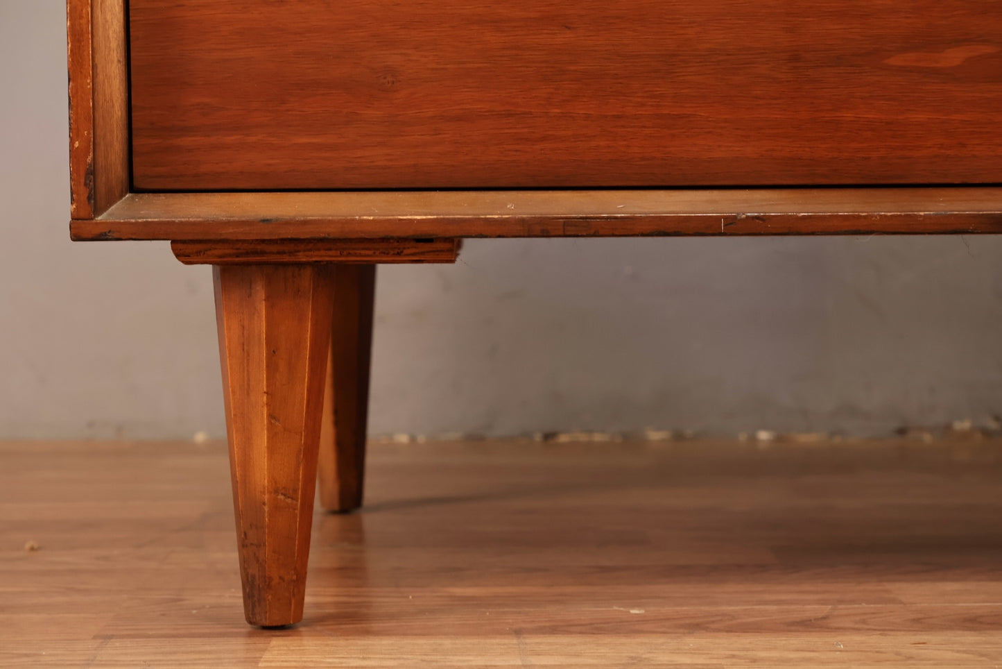 Unagusta Walnut Wave 5-Drawer Bachelor's Chest