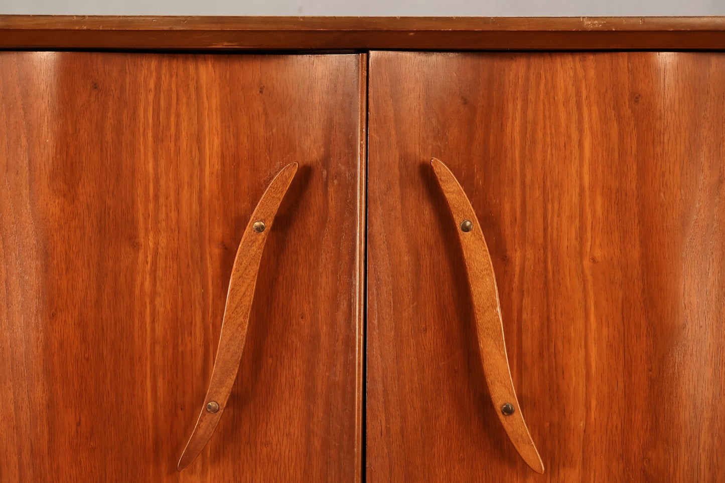 Unagusta Walnut Wave 5-Drawer Bachelor's Chest