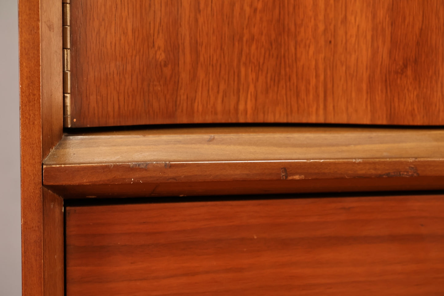 Unagusta Walnut Wave 5-Drawer Bachelor's Chest
