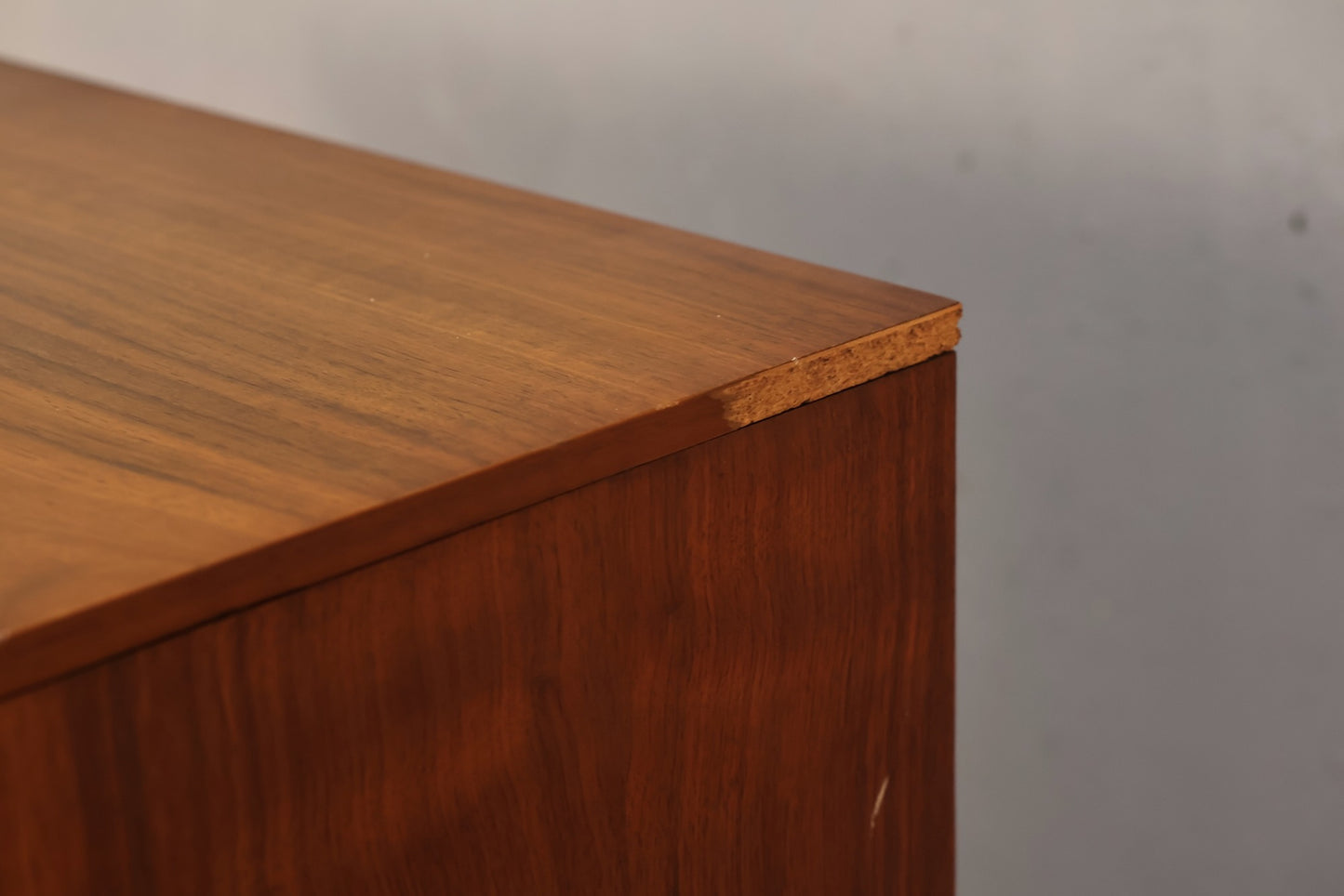 Unagusta Walnut Wave 5-Drawer Bachelor's Chest