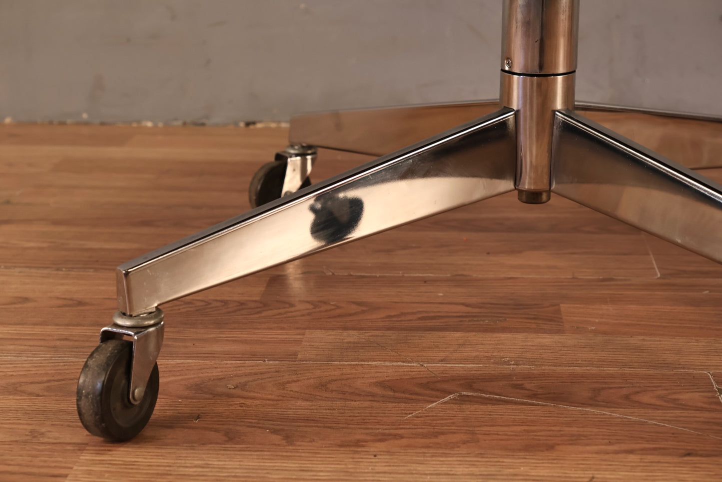 United Chrome & Nutmeg Executive Desk Chair - ONLINE ONLY