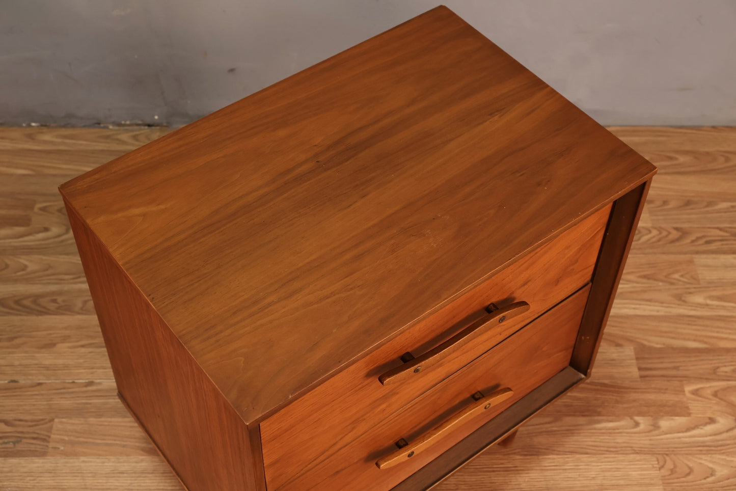 Unagusta Walnut Wave 2-Drawer Nightstand