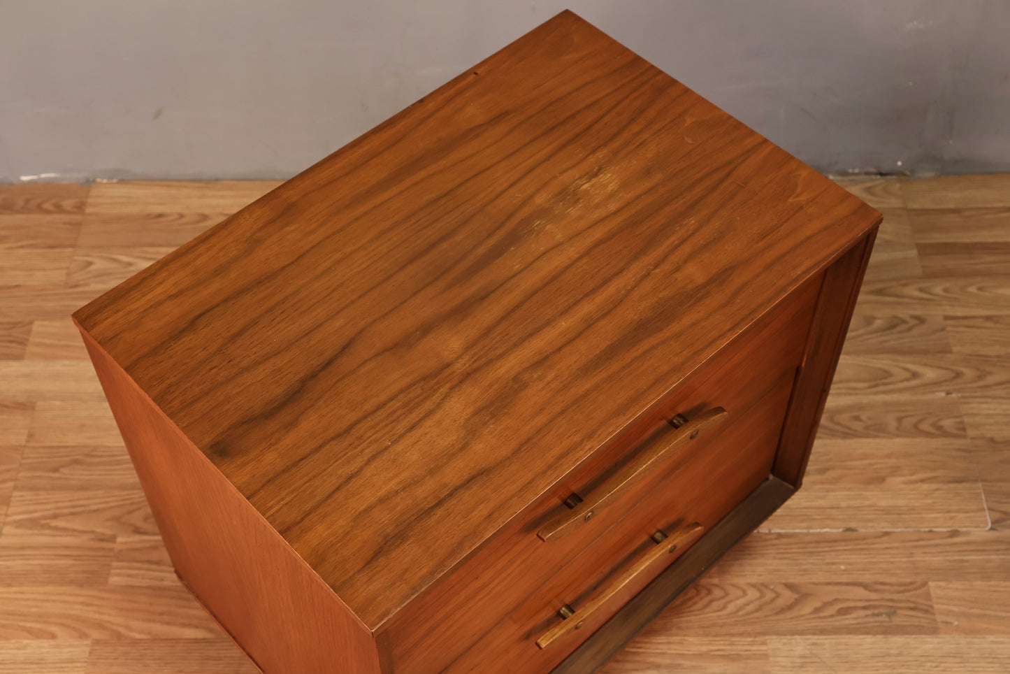 Unagusta Walnut Wave 2-Drawer Nightstand