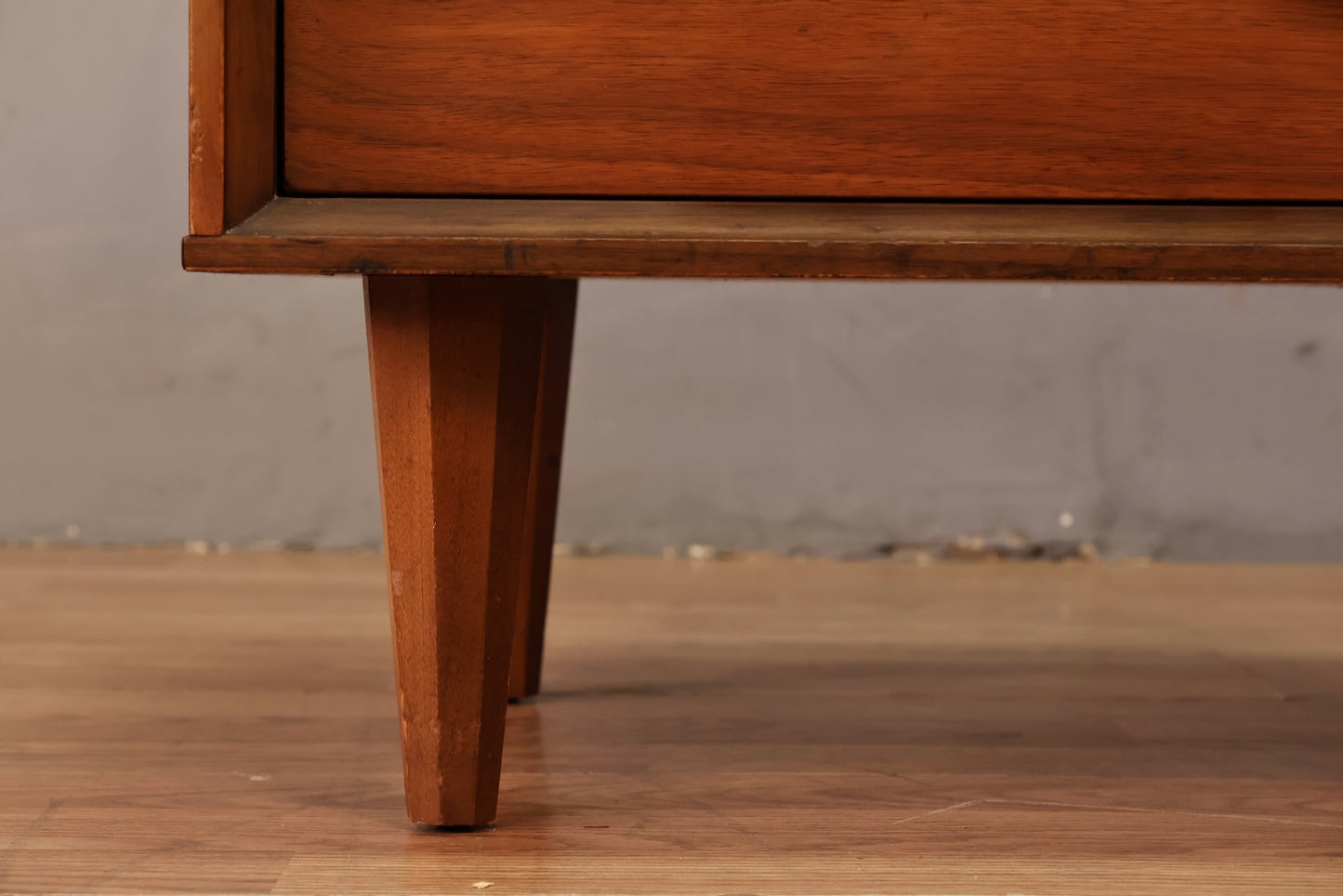 Unagusta Walnut Wave 2-Drawer Nightstand