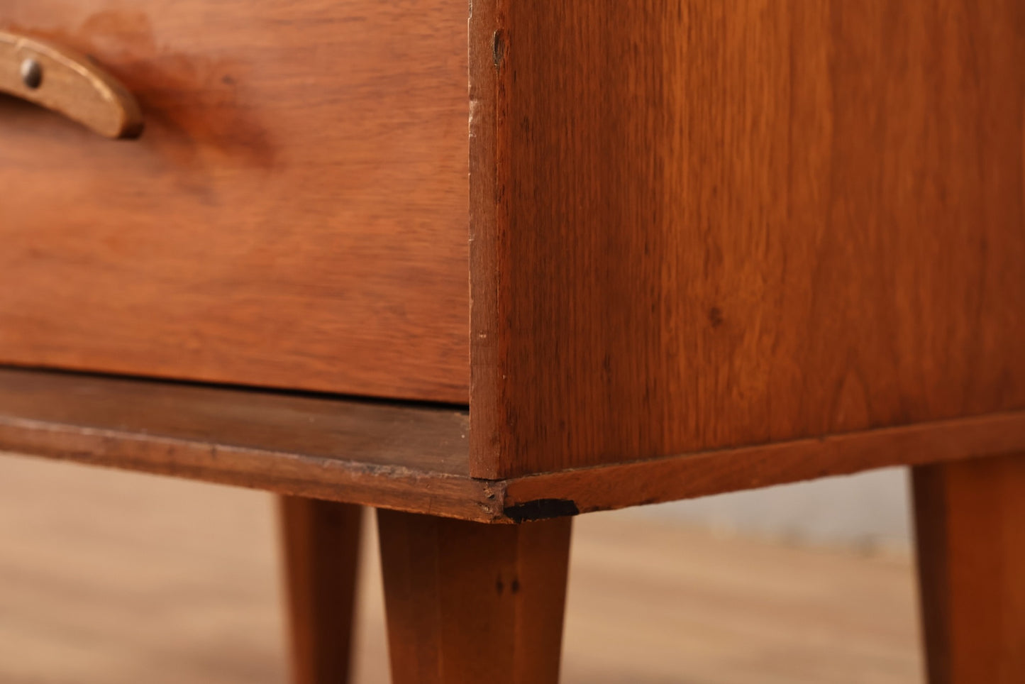 Unagusta Walnut Wave 2-Drawer Nightstand