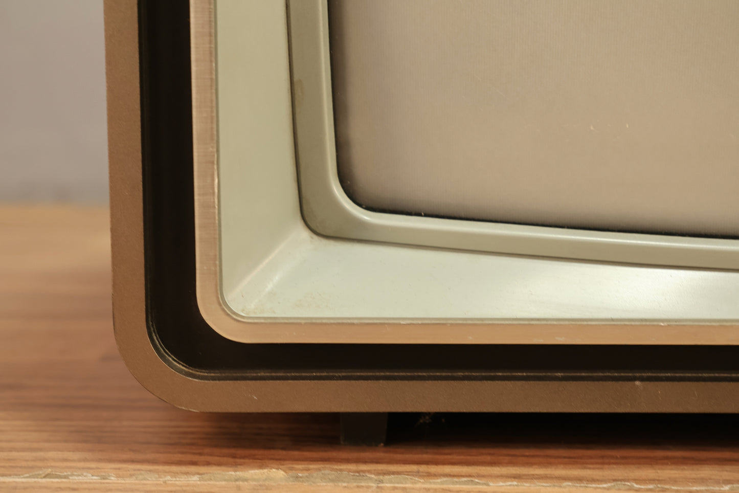 Large Zenith Woodgrain Television - ONLINE ONLY