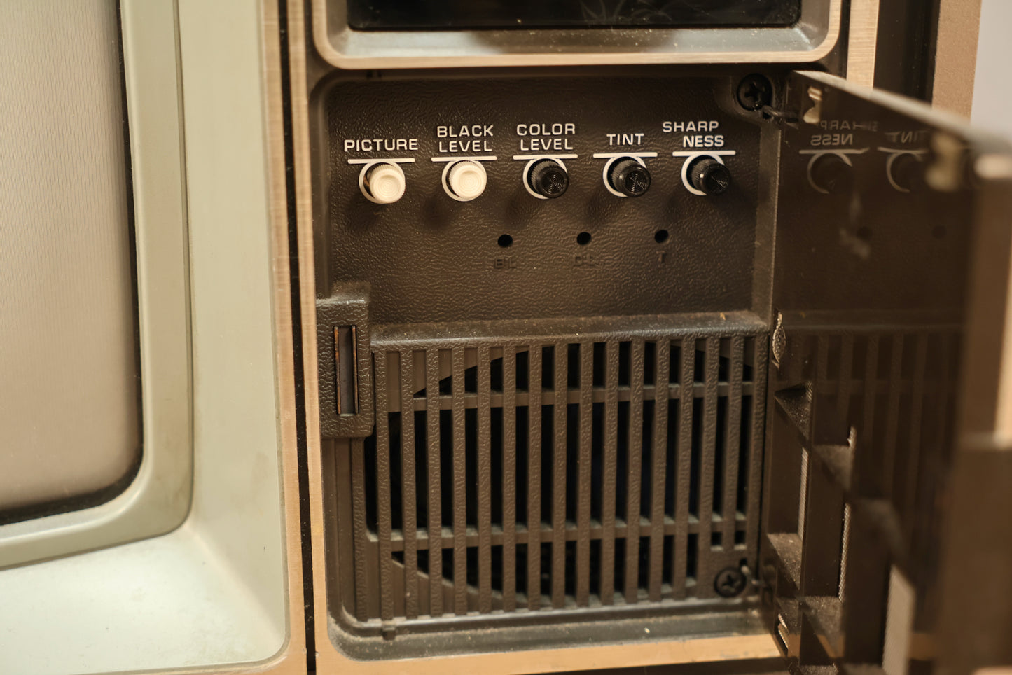 Large Zenith Woodgrain Television - ONLINE ONLY