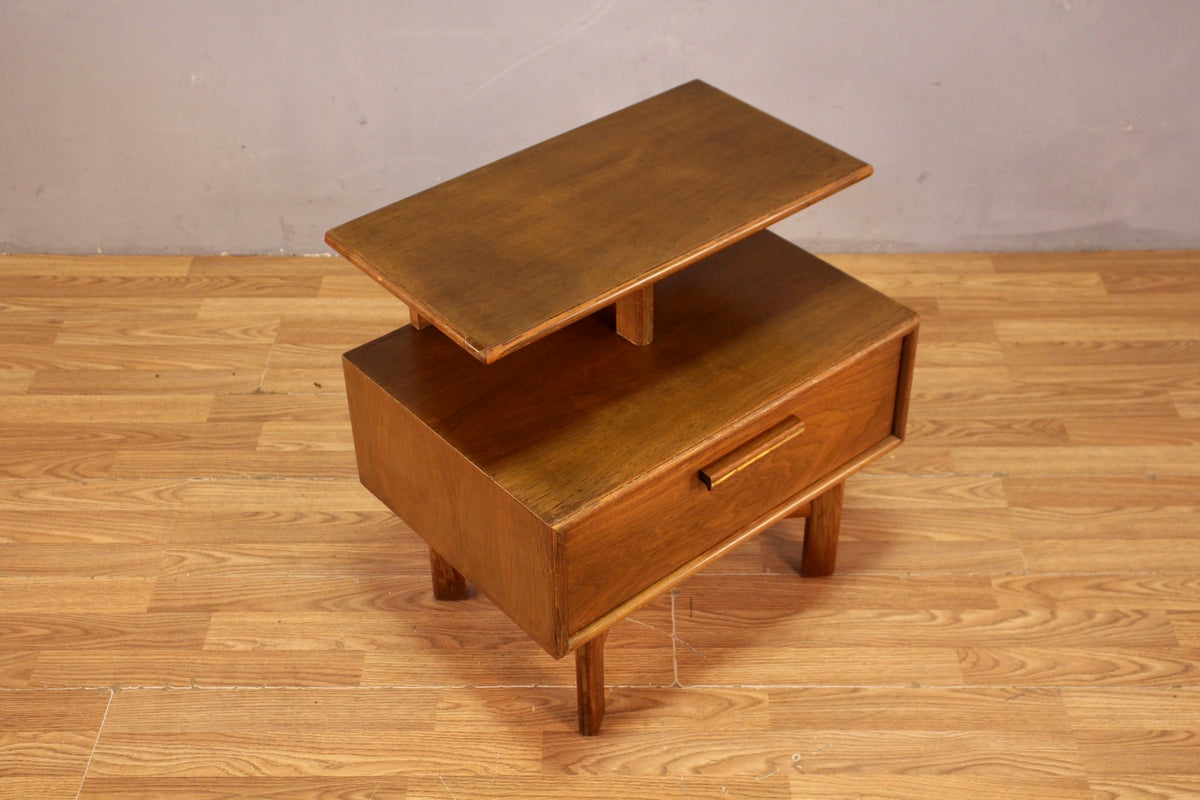 Mid Century Walnut 1-Drawer Nightstand