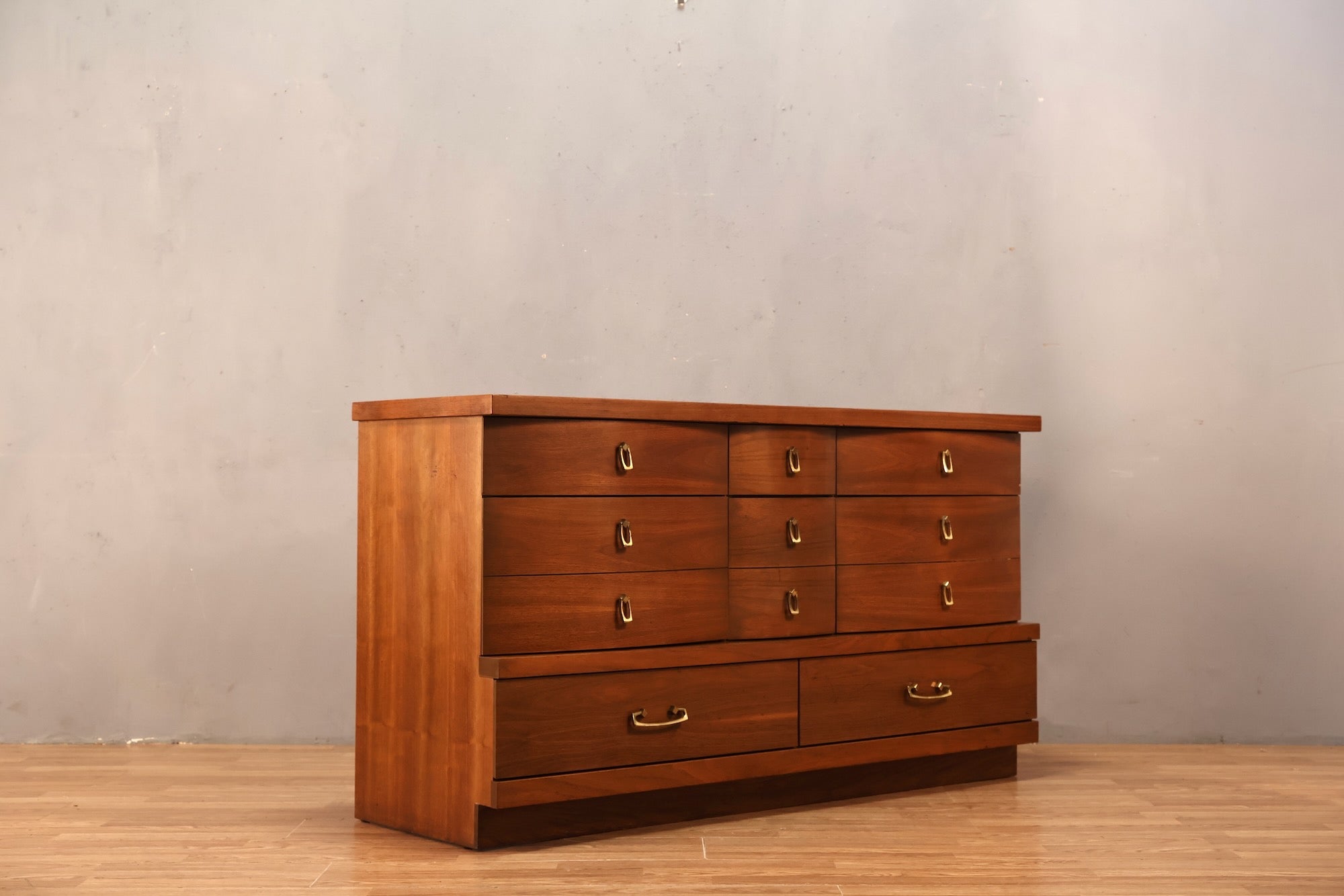 Bassett Walnut & Laminate 8-Drawer Dresser – Furnish Green