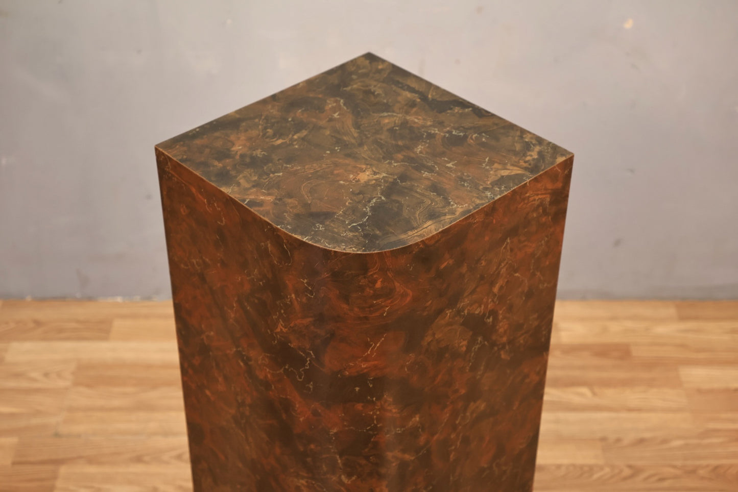 Lacquer Curved Corner Pedestal